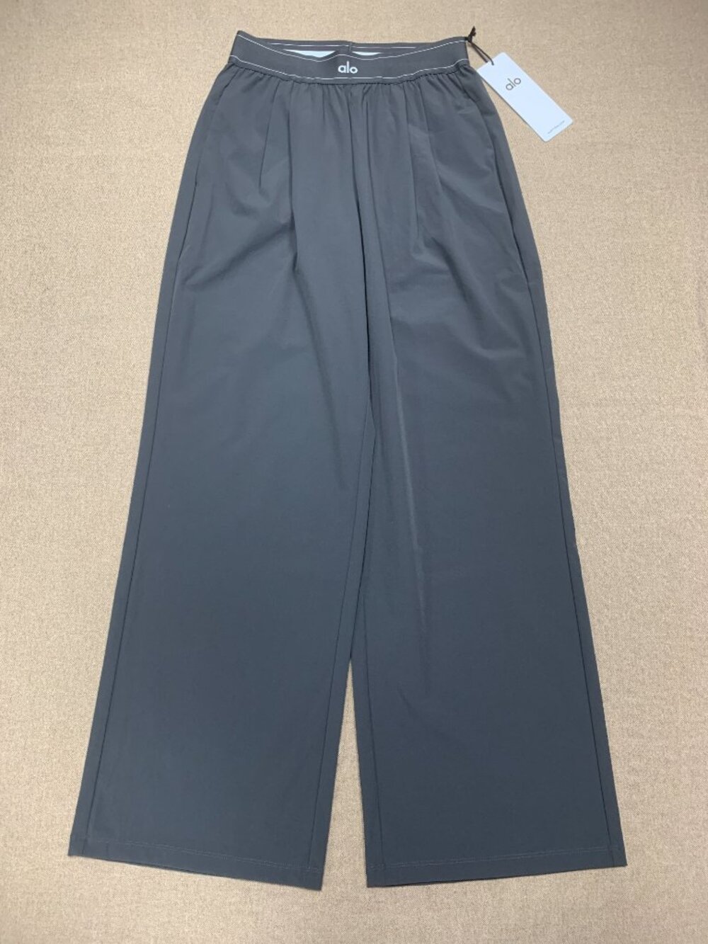 🦈NWT ALO Yoga Dark Grey Trousers Suit Up🤳Regular 30" InSeam - Picture 1 of 6